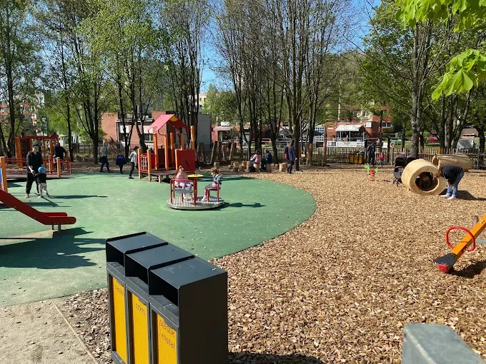 Pomarańczowy plac zabaw