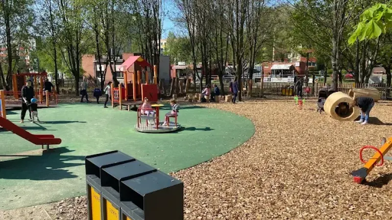 Pomarańczowy plac zabaw