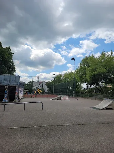 Skatepark i plac zabaw