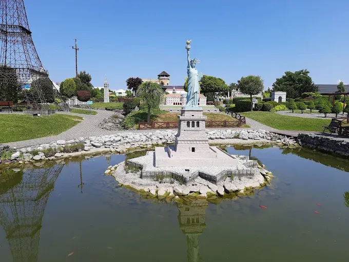 ŚWIAT MARZEŃ INWAŁD | Park Miniatur