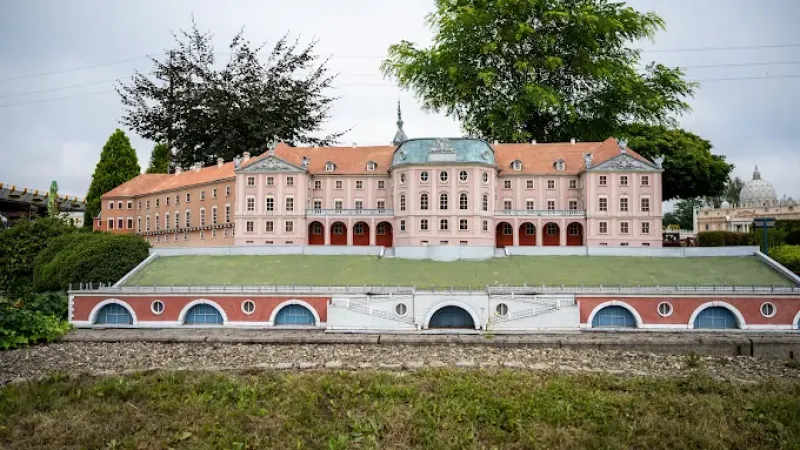 ŚWIAT MARZEŃ INWAŁD | Park Miniatur