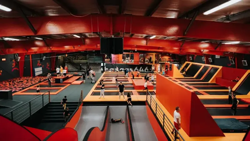 Hangar 646 Targówek Warszawa - park trampolin