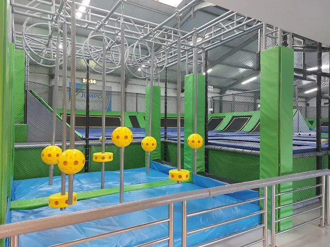 Jumpout Siedlce – Park Trampolin i Ścianka Wspinaczkowa