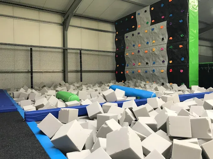 Jumpout Siedlce – Park Trampolin i Ścianka Wspinaczkowa