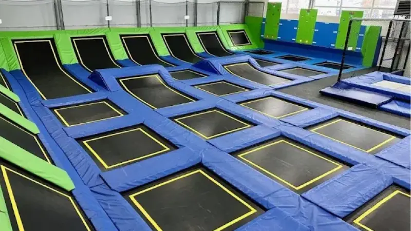 Jumpout Siedlce – Park Trampolin i Ścianka Wspinaczkowa