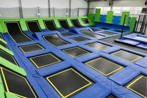 Jumpout Siedlce – Park Trampolin i Ścianka Wspinaczkowa