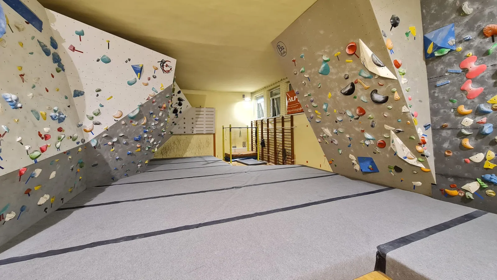 Ścianka wspinaczkowa i boulderowa