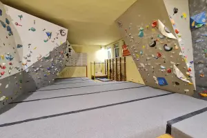 Ścianka wspinaczkowa i boulderowa