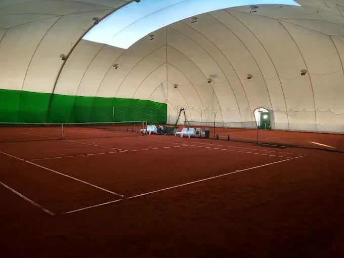 Klub Ganador Sport - korty tenisowe, badmintonowe, boisko piłkarskie