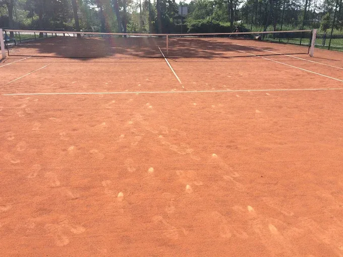 Kort tenisowy w Mrozach