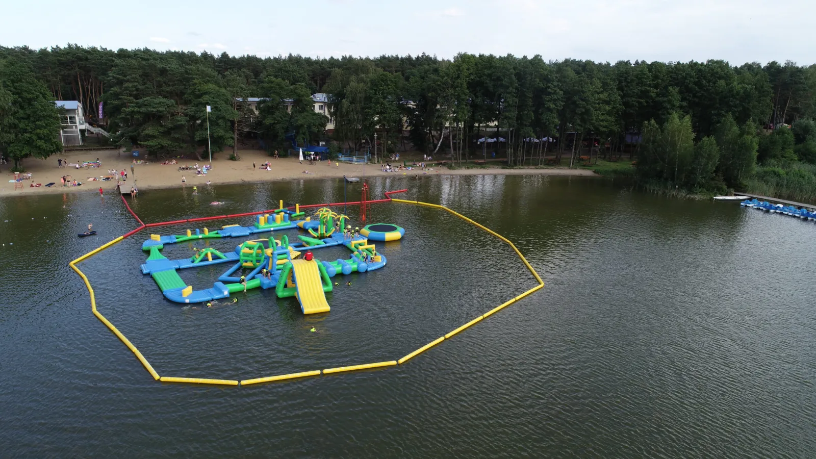 Park wodny Koszelówka - zabawy i gry na wodzie - dmuchane trampoliny - rozrywka dla całej rodziny