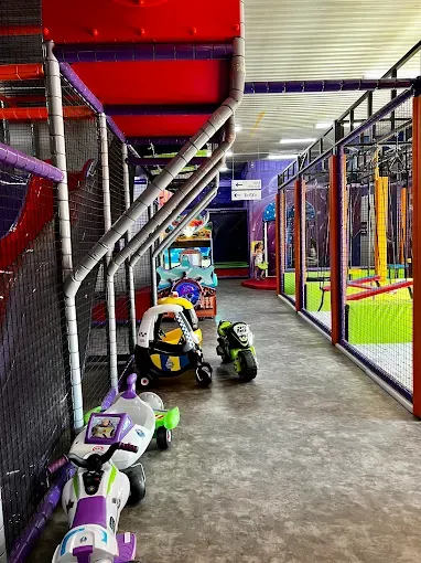 HOP EŁK - Park Trampolin, Dmuchańce, Sala Zabaw i Pixele