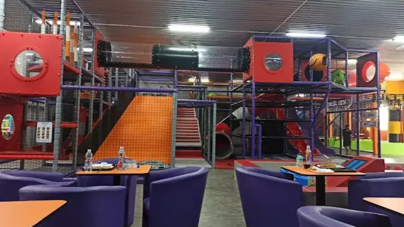 HOP EŁK - Park Trampolin, Dmuchańce, Sala Zabaw i Pixele