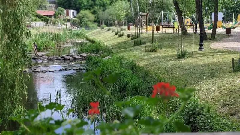 Mostek obok placu zabaw