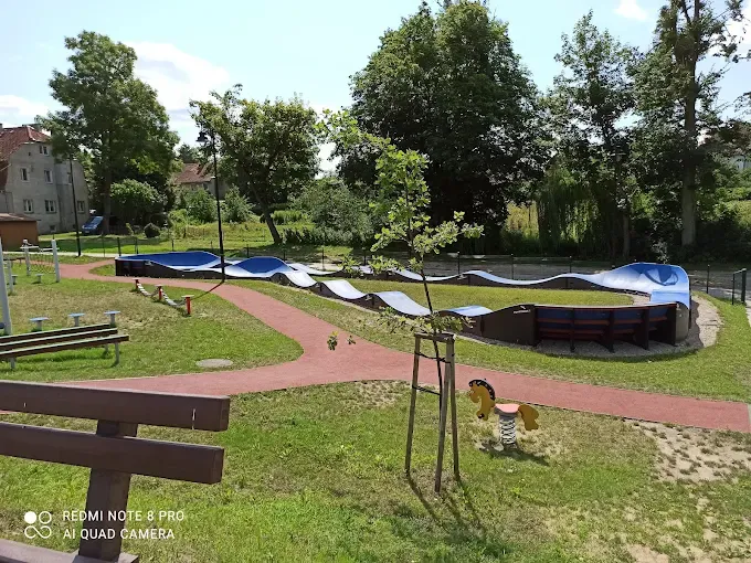 Plac zabaw, fontanna, skate park