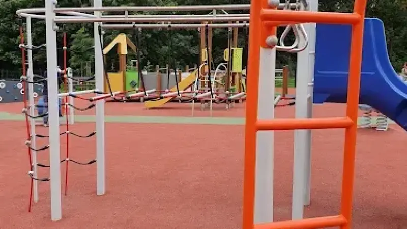 Plac zabaw, fontanna, skate park