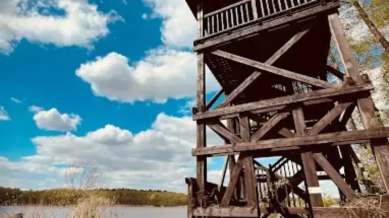 wieża widokowa nad jeziorem Tarczyńskim