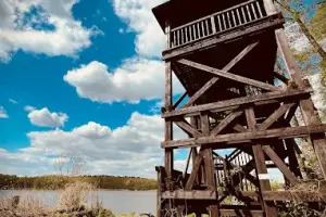 wieża widokowa nad jeziorem Tarczyńskim
