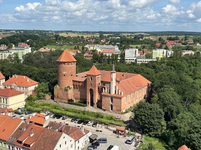 Wieża kościelna z zegarem