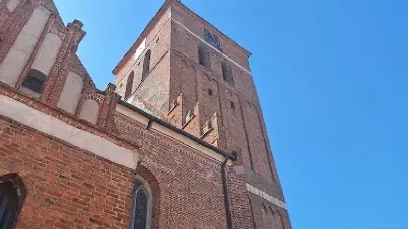 Wieża kościelna z zegarem
