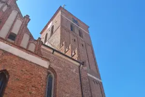 Wieża kościelna z zegarem