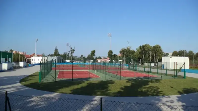 Korty tenisowe z maczki ceglanej Szkoly Tenisa Score