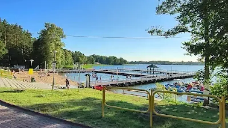 Plaża nad jez. Narie w Kretowinach