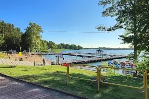 Plaża nad jez. Narie w Kretowinach