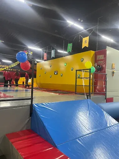 Park Rozrywki #KochamSkakac Trampoliny Radom ( wjazd od ul. Białej)